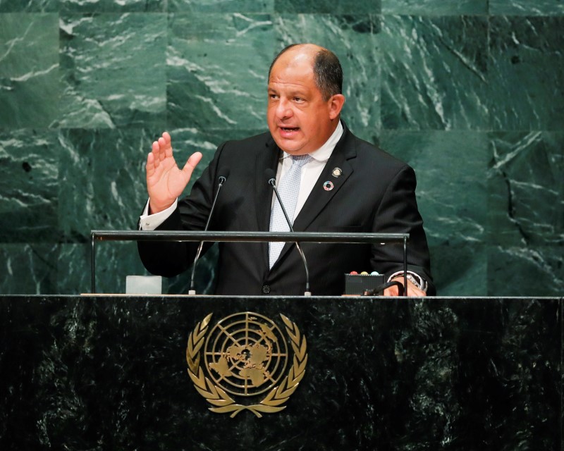 © Reuters. Costa Rican President Solis Rivera addresses the United Nations General Assembly in the Manhattan borough of New York