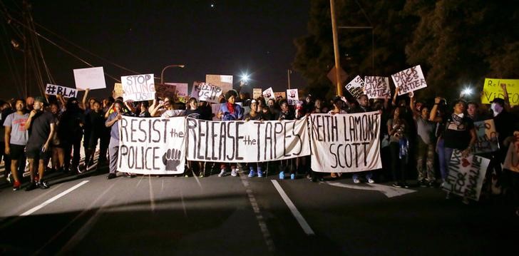 © Reuters. Manifestantes exigen en Charlotte que se divulge vídeo de muerte de hombre negro