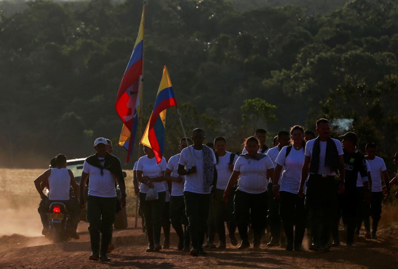 © Reuters. La guerrilla de las FARC ratifica el acuerdo de paz en Colombia