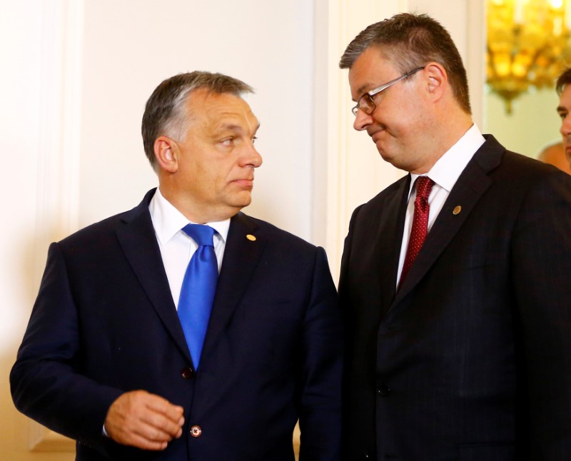 © Reuters. Hungarian Prime Minister Orban and Croatia's Prime Minister Oreskovic arrive for a family picture in Vienna
