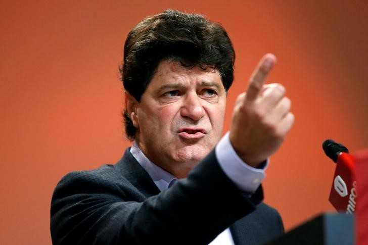 © Reuters. Unifor President Jerry Dias speaks during the Unifor convention in Ottawa