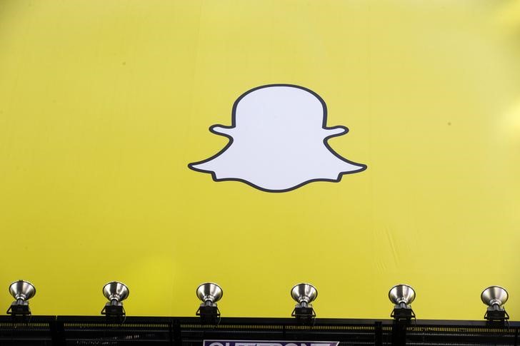 © Reuters. A billboard displays the logo of Snapchat above Times Square in New York
