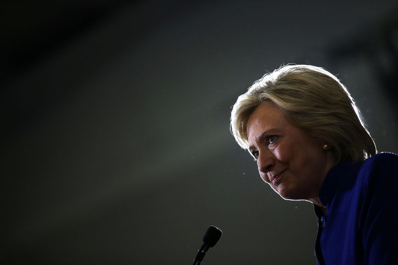 © Reuters. U.S. Democratic presidential candidate Hillary Clinton speaks during a campaign event at the Frontline Outreach and Youth Center in Orlando