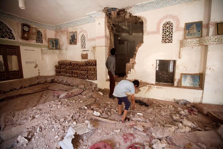 © Reuters. مصادر طبية وسكان: ضربات جوية للتحالف تقتل 9 بوسط اليمن