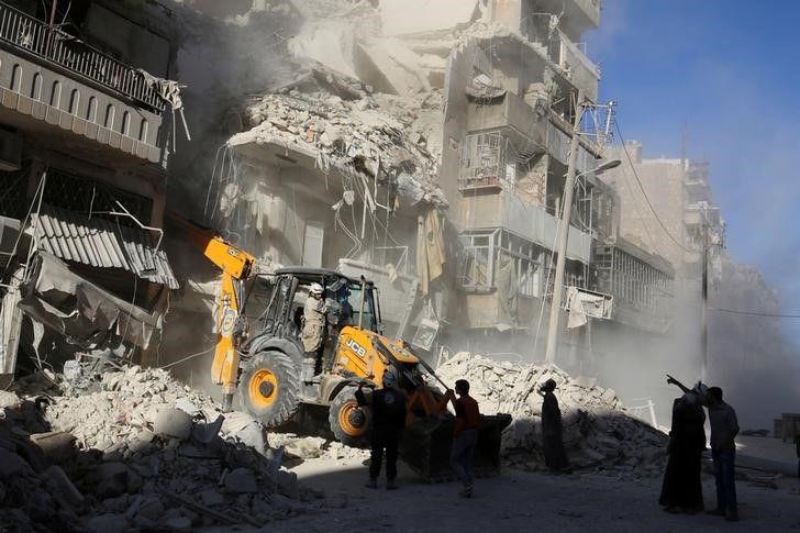 © Reuters. La batalla se recrudece cerca de Alepo, con violentos ataques aéreos