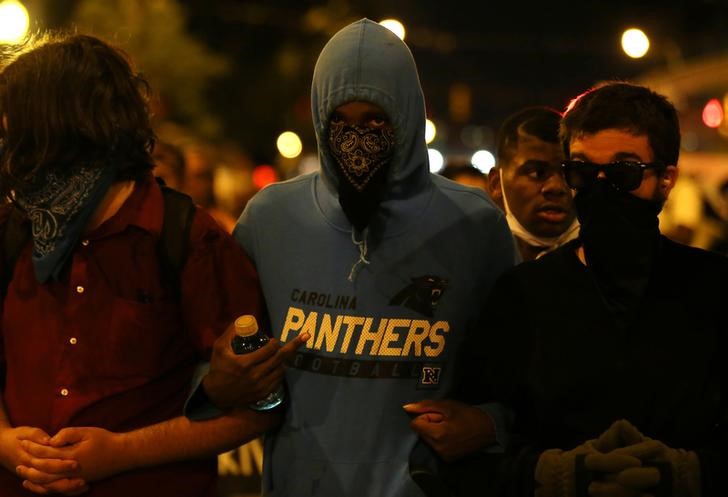 © Reuters. استمرار المسيرات في تشارلوت بعد نشر فيديو إطلاق النار على رجل أسود
