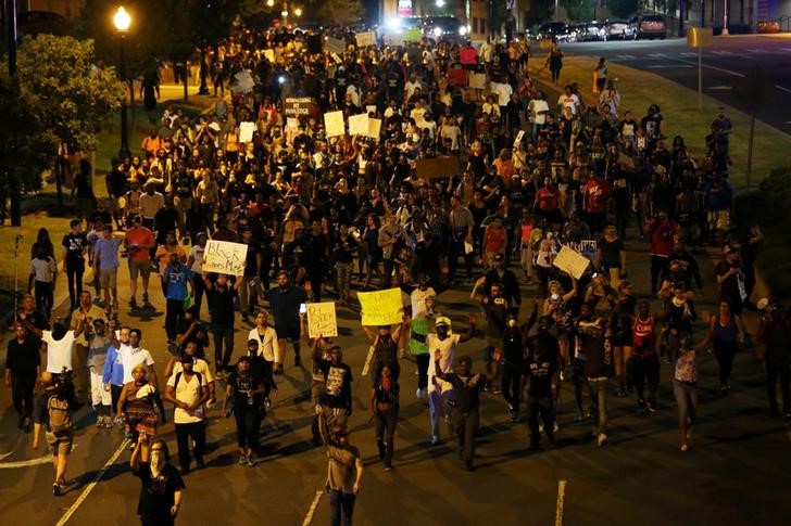 © Reuters. Publicación de vídeos de muerte de afroamericano en Charlotte no despejan dudas