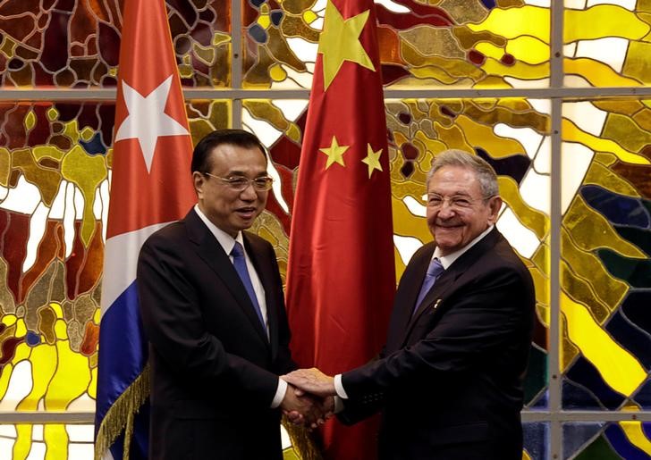 © Reuters. China y Cuba firman acuerdos para profundizar lazos tras la distensión con EEUU