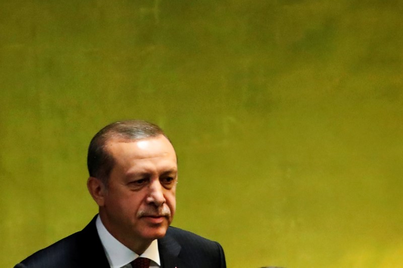 © Reuters. ERDOGAN SOUHAITE QUE LA TURQUIE PARTICIPE À L'OFFENSIVE SUR LA CAPITALE DE L'EI