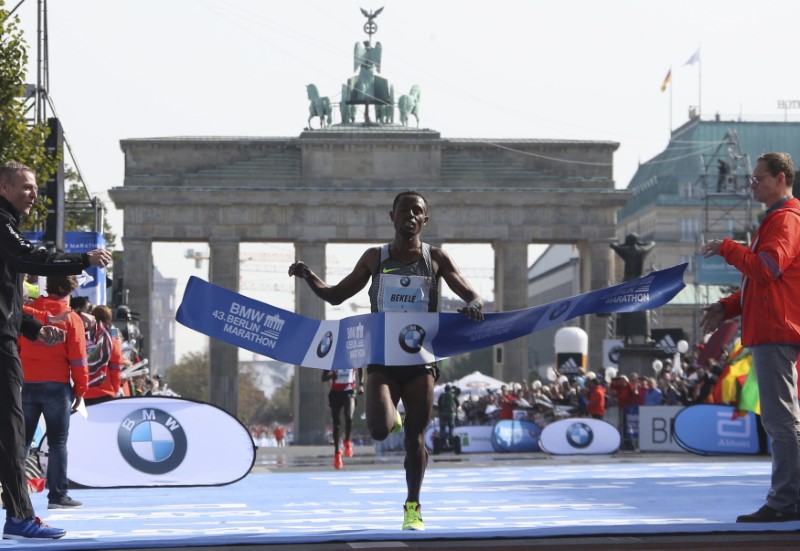 © Reuters. الاثيوبي بيكيلي ينتزع الفوز في ماراثون برلين