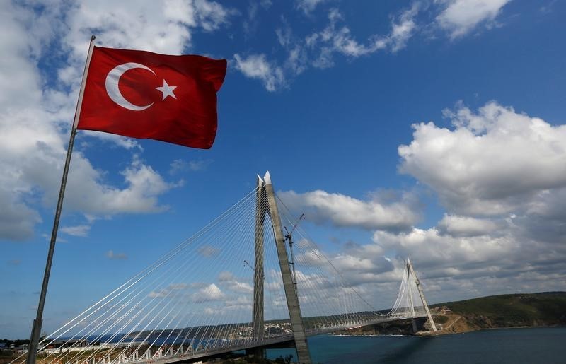 © Reuters. Imagen del nuevo puente Yavuz Sultan Selim, el tercero sobre el Bósforo, que une los lados asiático y europeo de Estambul. Fotografía de archivo