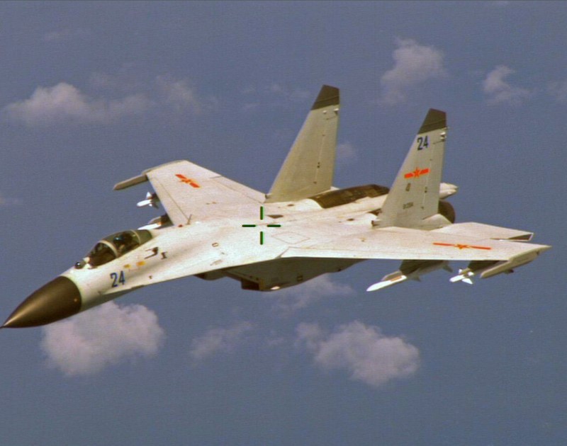 © Reuters. A Chinese J-11 fighter jet is seen flying near a U.S. Navy P-8 Poseidon east of China's Hainan Island