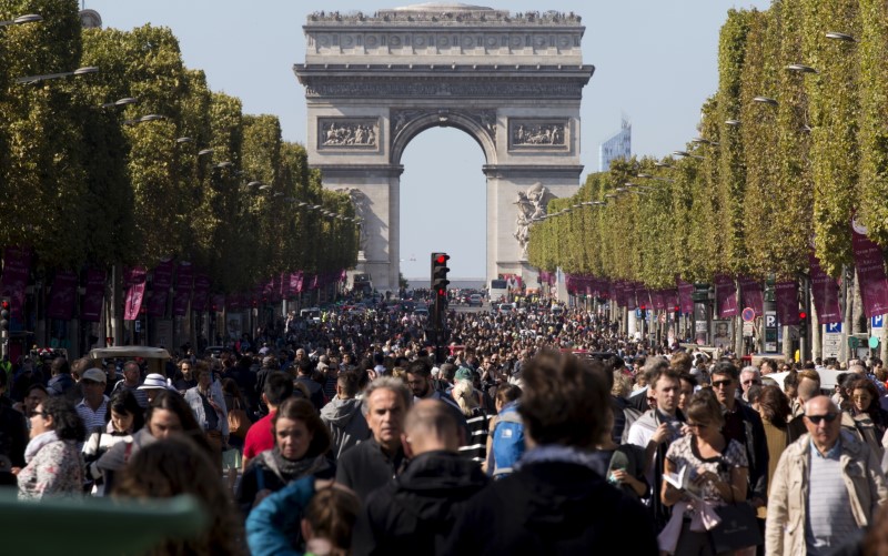 © Reuters. People walk on the Champs-Elysees as central Paris goes car-free on Sunday