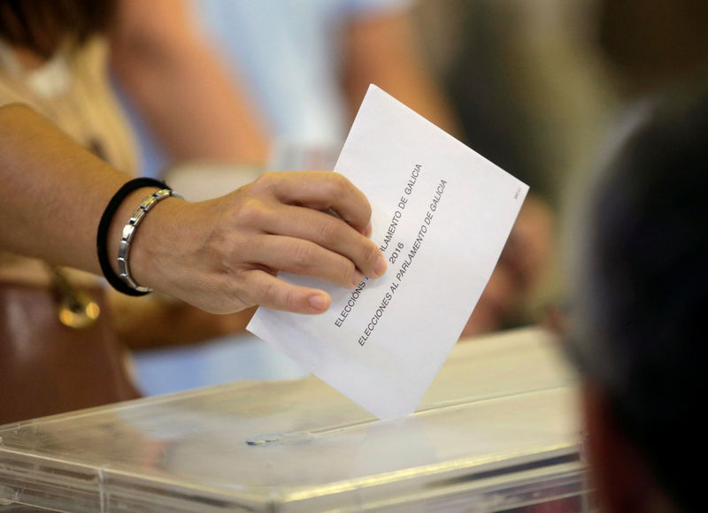 © Reuters. Participación baja en elecciones vascas y se mantiene en las gallegas