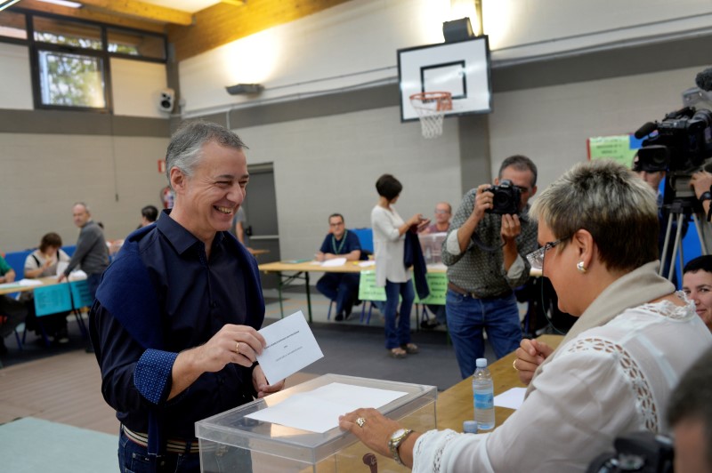 © Reuters. El PNV habría ganado en el País Vasco sin mayoría absoluta, según sondeo