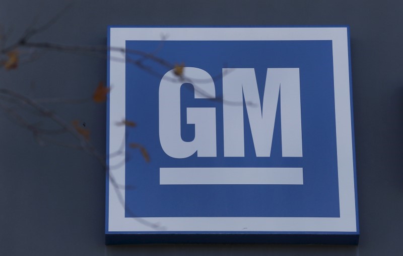 © Reuters. The GM logo is seen at the General Motors Lansing Grand River Assembly Plant in Lansing,