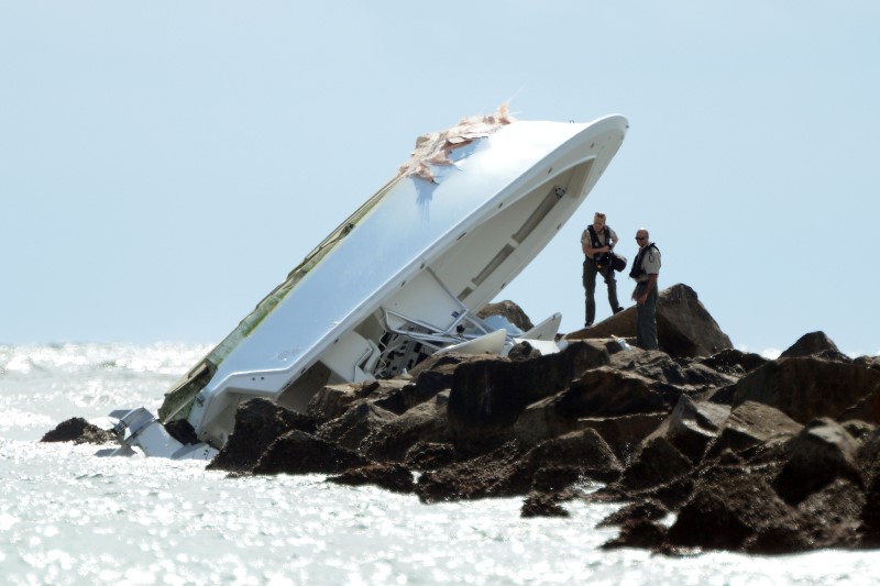 © Reuters. Investigators look over the overturned boat on a jetty in which Miami Marlins pitcher Jose Fernandez was killed in Miami Beach