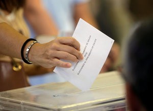 © Reuters. El veredicto electoral en Galicia y Euskadi refuerza al PP y debilita al PSOE