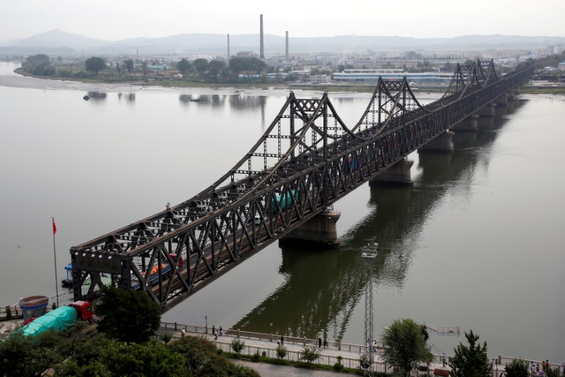 © Reuters. Trucks cross Friendship Bridge from China's Dandong, Liaoning province, to North Korea's Sinuiju