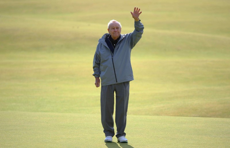 © Reuters. Palmer of the U.S. waves to the crowd during the Champion Golfers' Challenge tournament in St. Andrews Scotland