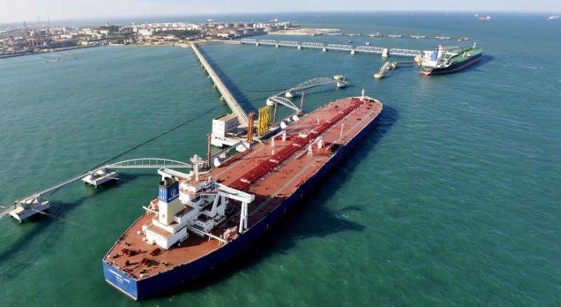 © Reuters. A general view of a crude oil importing port in Qingdao