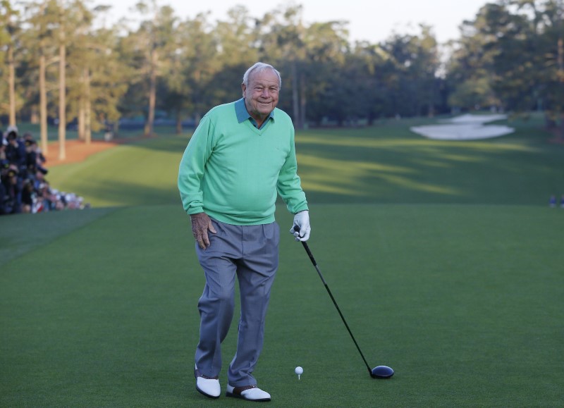 © Reuters. Former Masters champion Arnold Palmer of the U.S. prepares to hit his drive during the ceremonial start of the 2014 Masters golf tournament at the Augusta National Golf Club in Augusta