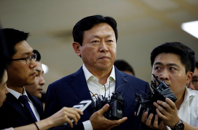 © Reuters. Lotte Group Chairman Shin Dong-bin is surrounded by reporters as he makes his way upon his arrival at Gimpo Airport in Seoul