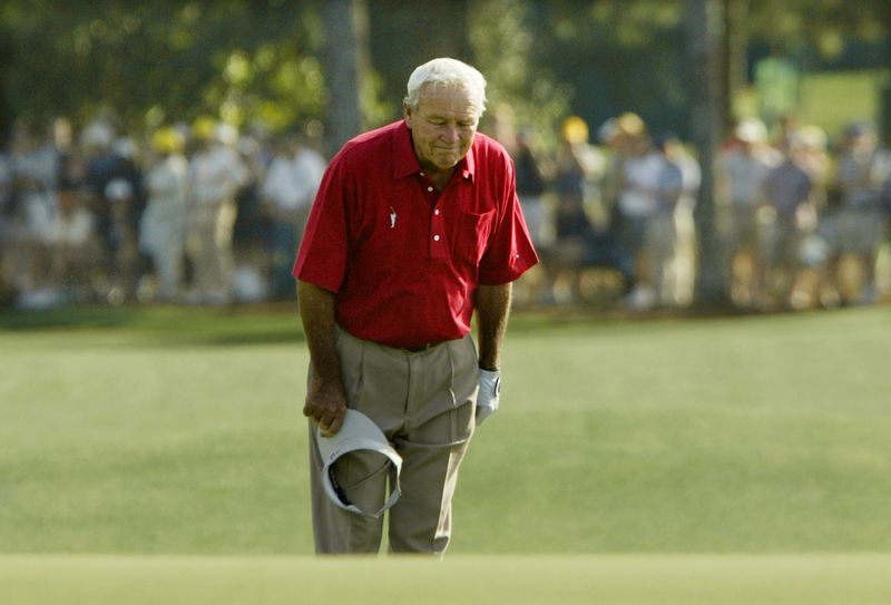 © Reuters. Arnold Palmer pauses and bows to the gallery as he walks to the 18th green during his final competitive appearance in the Masters golf tournament at Augusta National Golf Club in Augusta