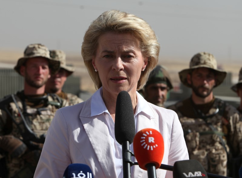 © Reuters. German Defence Minister Ursula von der Leyen speaks to Kurdish Peshmerga and German Bundeswehr soldiers during her visit to the educational centre Banslawa near Erbil