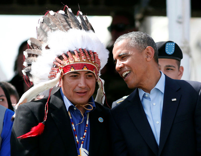 © Reuters. U.S. President Obama talks to Standing Rock Sioux Tribe Chairman Archambault II at Cannon Ball Flag Day Celebration at Cannon Ball Powwow Grounds on Standing Rock Sioux Reservation in North Dakota