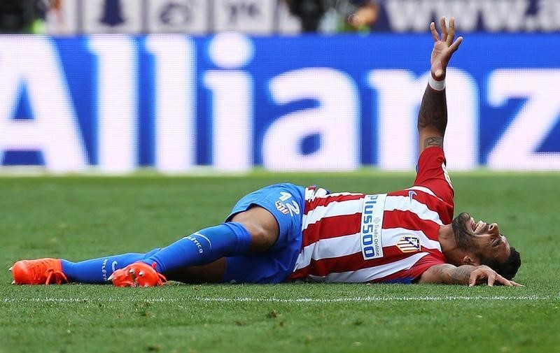 © Reuters. Victoria agridulce del Atlético ante el Depor por la lesión de Augusto