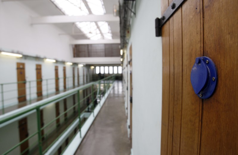 © Reuters. DÉBUT DE MUTINERIE À LA PRISON DE VALENCE, 2 SURVEILLANTS BLESSÉS