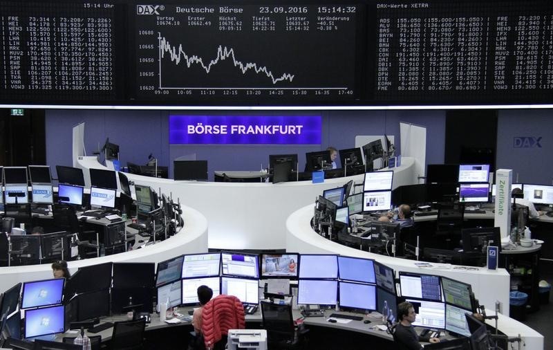 © Reuters. Bolsas europeas caen arrastradas por bancos y energéticas