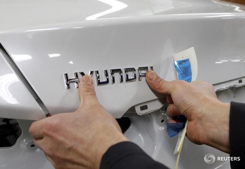 © Reuters. A worker fixes the Hyundai logo on a vehicle at a plant of Hyundai Motor in Asan, south of Seoul