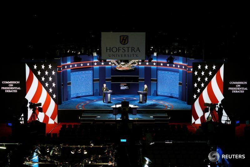 © Reuters. Clinton y Trump se enfrentarán en anticipado debate presidencial en EEUU