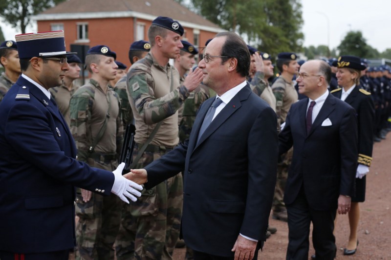 © Reuters. PREMIÈRE VISITE À CALAIS DU QUINQUENNAT POUR HOLLANDE