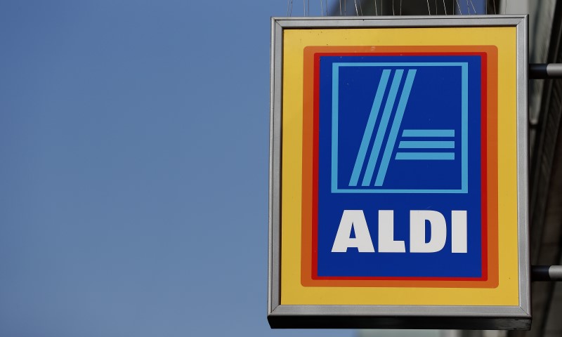 © Reuters. A company logo is pictured outside a branch of an Aldi supermarket in Manchester northern England