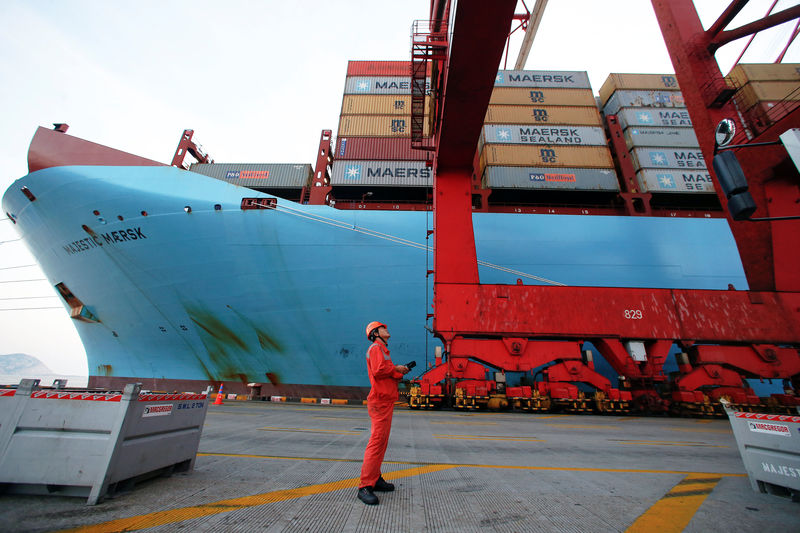 © Reuters. A worker is seen next to the Maersk's Triple-E giant container ship Maersk Majestic, one of the world's largest container ships, at the Yangshan Deep Water Port, part of the Shanghai Free Trade Zone, in Shanghai