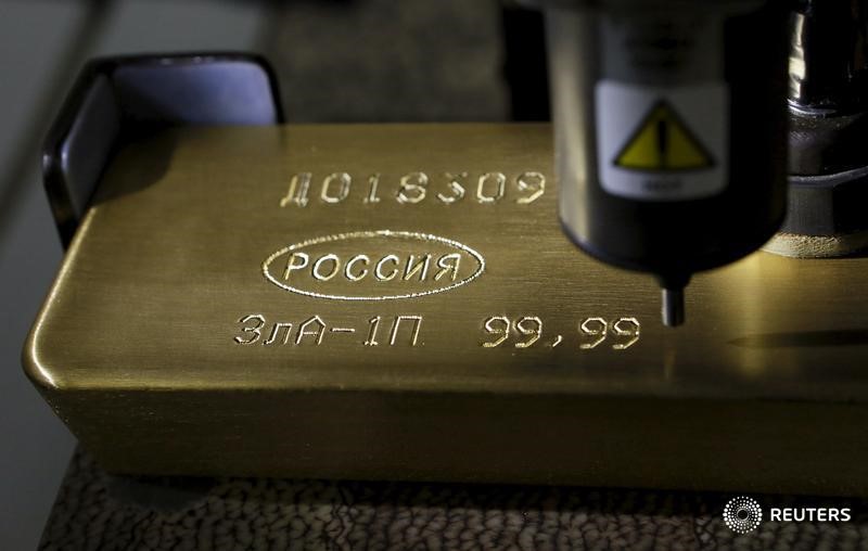 © Reuters. Аппарат гравирует слиток золота на заводе Красцветмет в Красноярске