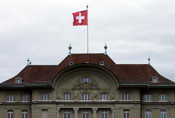 © Reuters. Swiss national flag flutters in the wind atop Swiss National Bank SNB headquarters in Bern