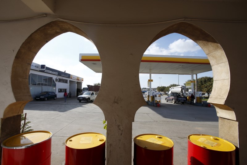 © Reuters. The Wider Image: Fuel prices around the world