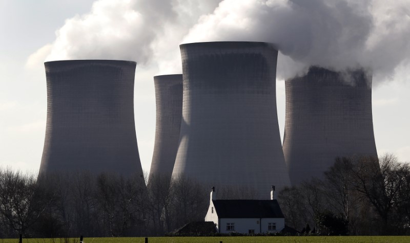 © Reuters. Steam rises from the cooling towers at SSE's Fiddlers Ferry electricity power station near Liverpool