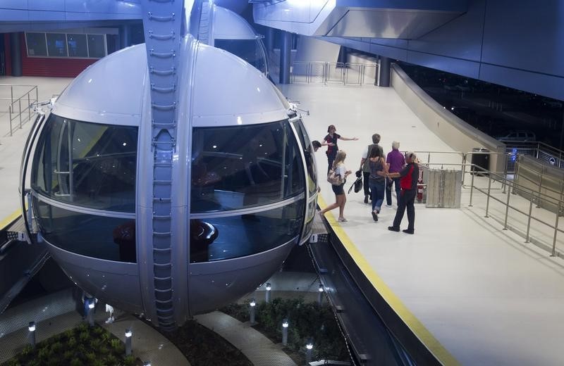 © Reuters. Passengers leave the cabin after riding the 550 foot-tall (167.6 m) High Roller observation wheel, the tallest in the world, in Las Vegas