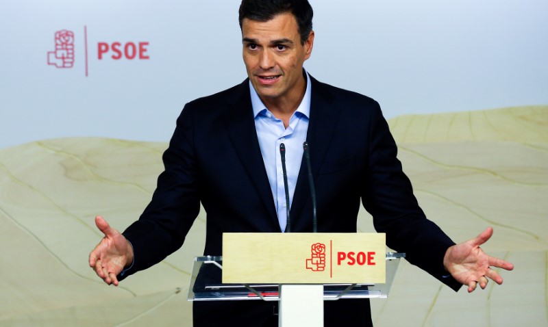 © Reuters. Spain's Socialist Party (PSOE) leader Pedro Sanchez gestures during a news conference at the party headquarters in Madrid