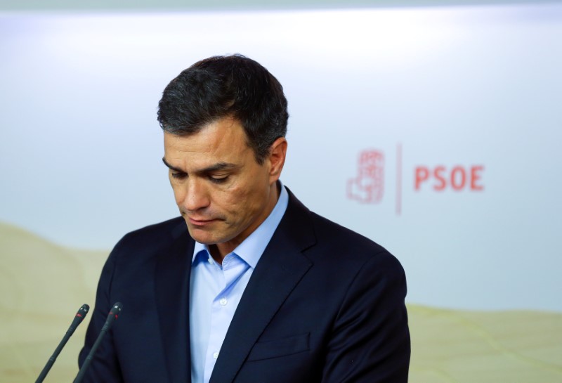 © Reuters. Spain's Socialist Party (PSOE) leader Pedro Sanchez looks down during a news conference at the party headquarters in Madrid
