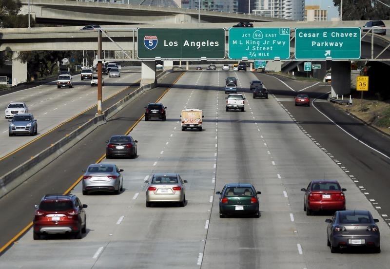 © Reuters. Cars travel north towards Los Angeles on interstate highway 5 in San Diego