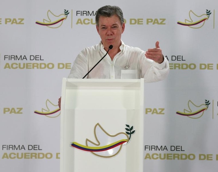 © Reuters. كولومبيا توقع اتفاق سلام مع المتمردين الماركسيين لإنهاء حرب استمرت 52 عاما