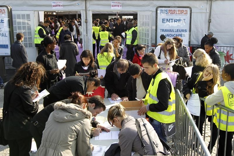 © Reuters. Job seekers visit the "Paris for Jobs" trade fair in Paris