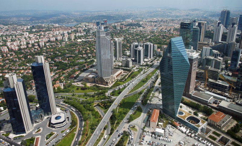 © Reuters. Bussiness and financial district of Levent, which comprises leading Turkish companies' headquarters and popular shopping malls, is seen from the Sapphire Tower in Istanbul