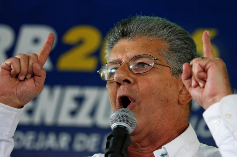 © Reuters. Henry Ramos Allup, president of the National Assembly, speaks to supporters during a meeting with representatives of the Venezuela's coalition of opposition parties (MUD) in Caracas